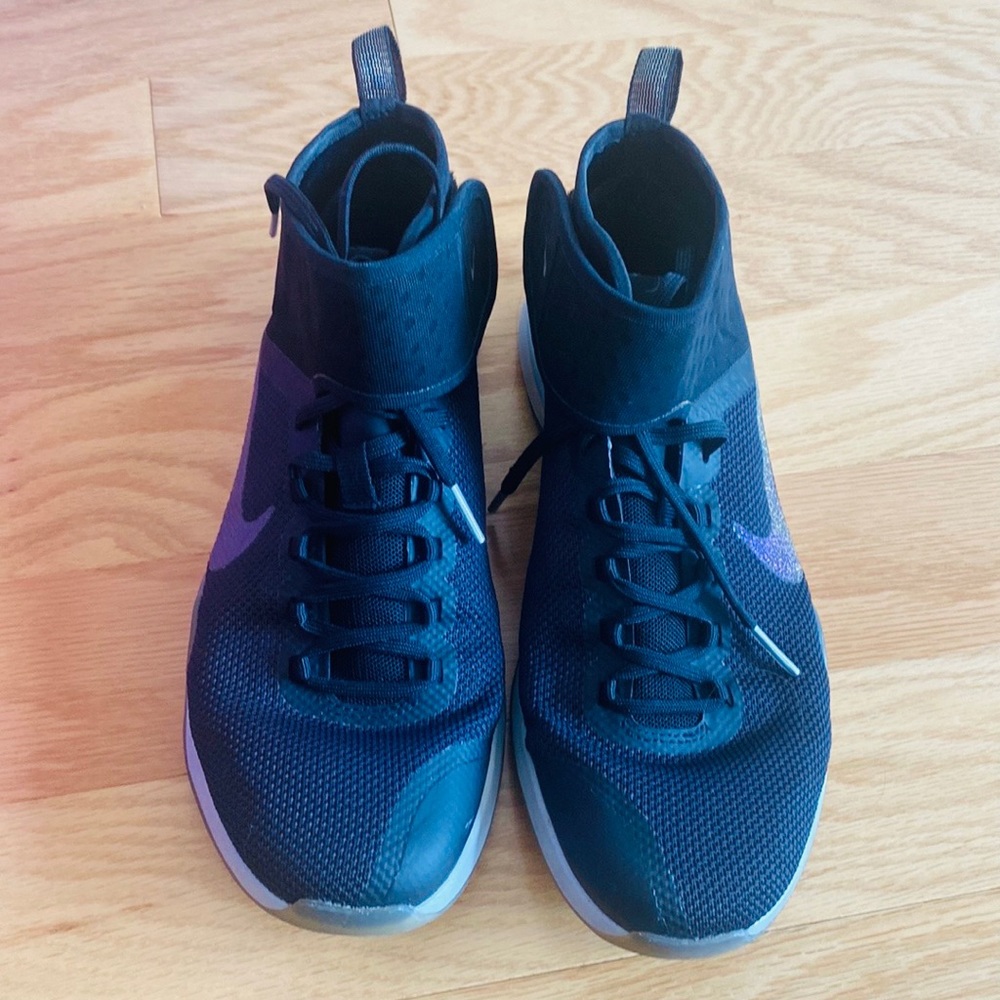 EUC Nike Air Zoom Strong 2 Metallic